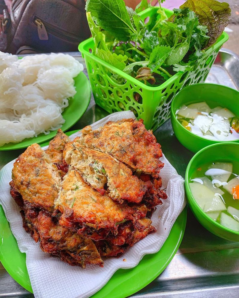 Thưởng thức món bún chả rươi giữa tiết trời se lạnh của Hà Nội.