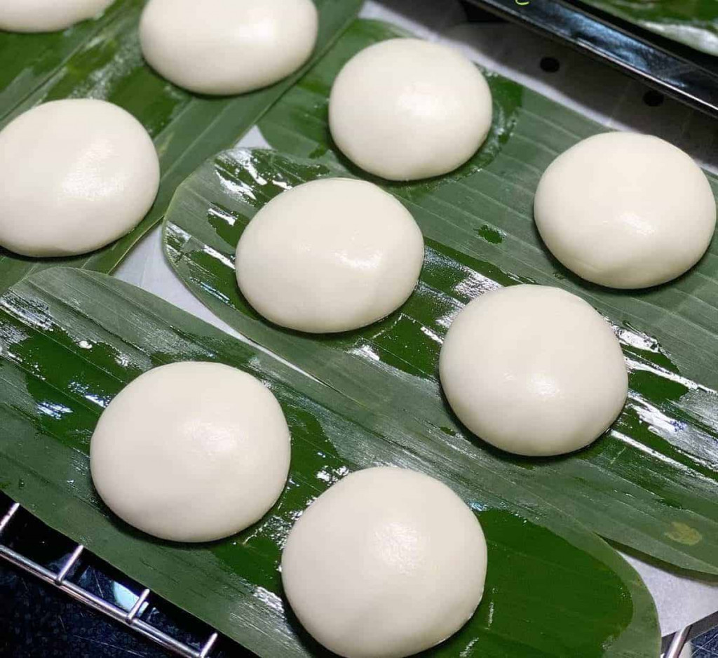 Chả tôm ăn cùng bánh dày. Ảnh: Thật là ngon.