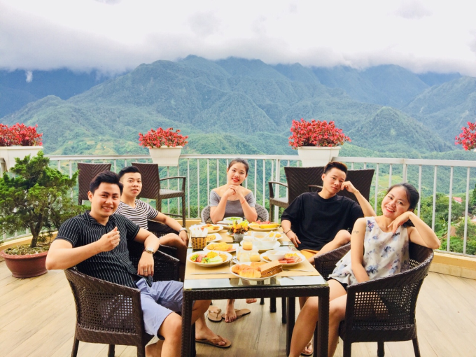 View Fansipan từ nhà hàng và bể bơi tại khách sạn Amazing Sapa