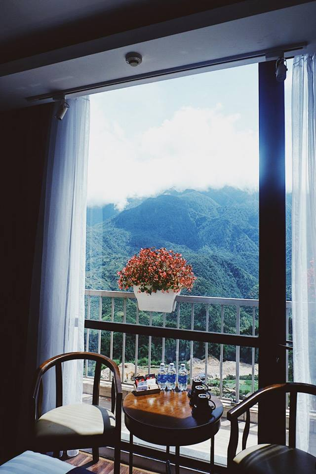Mây và núi gần ngay cửa sổ phòng khách sạn Amazing Sapa