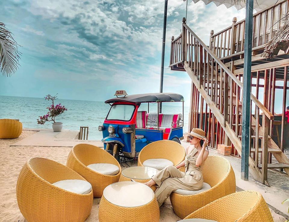 Quầy bar buổi tối tại quán bar Mũi Né Chameleon Beach Bar