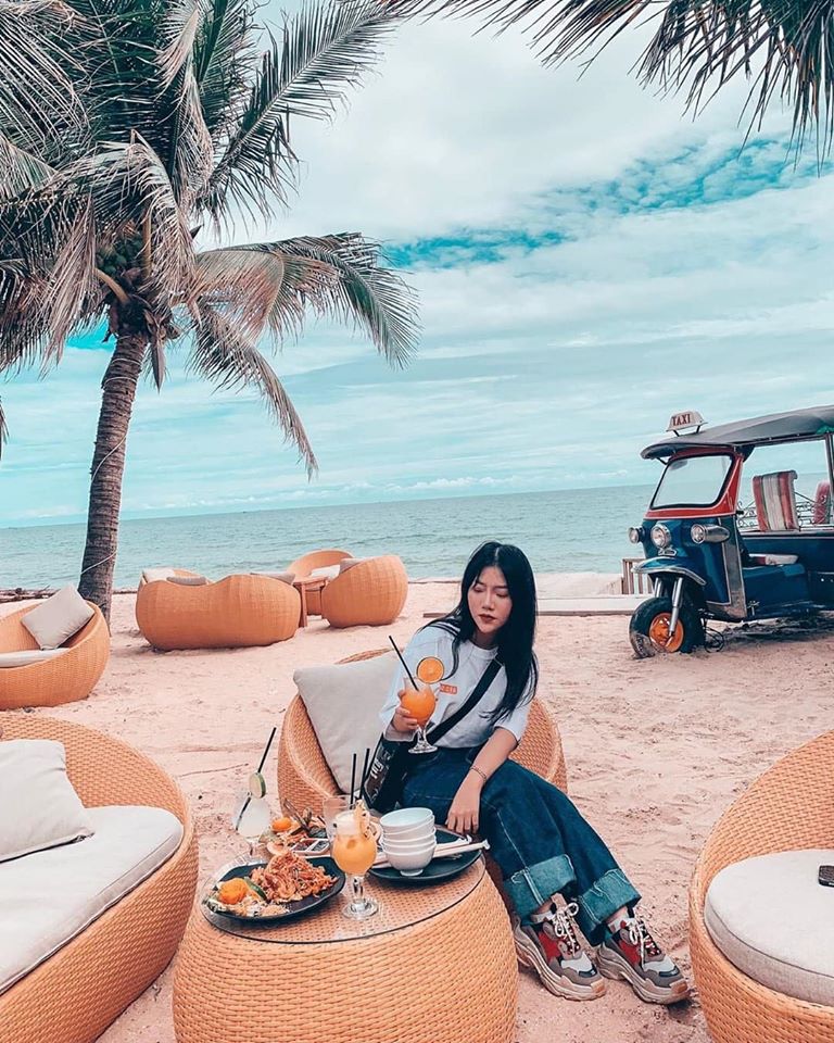Không gian quán bar Mũi Né Chameleon Beach Bar view biển