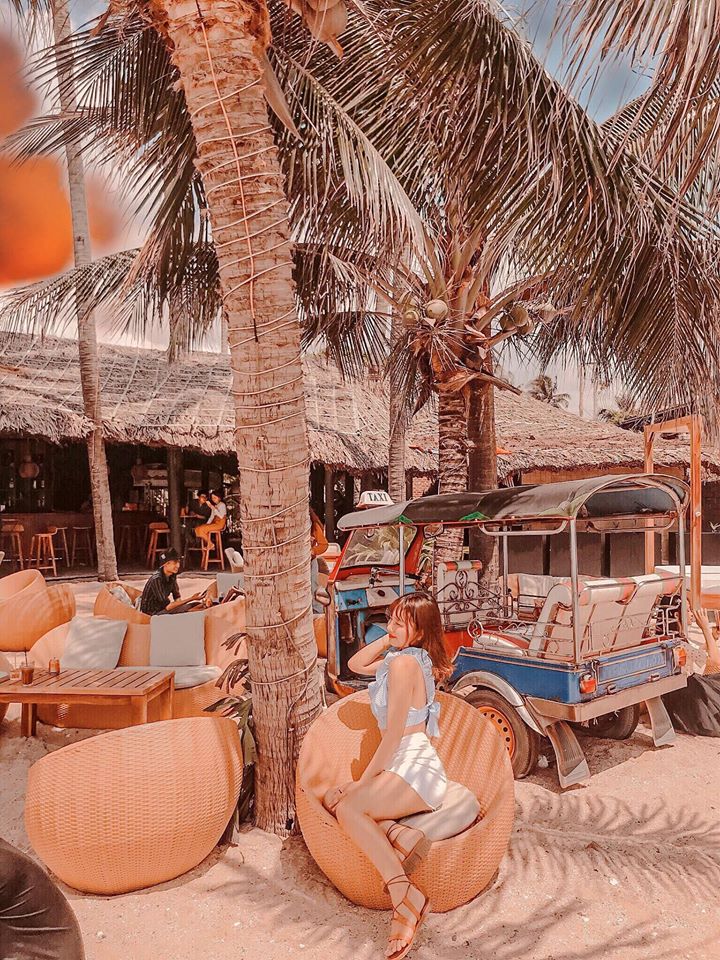 Bàn ghế mây tại quán bar Mũi Né Chameleon Beach Bar