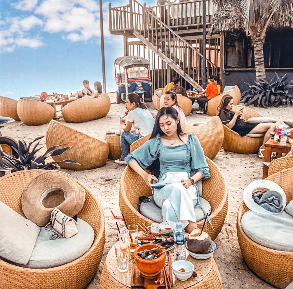 Không gian ngoài trời quán bar Mũi Né Chameleon Beach Bar