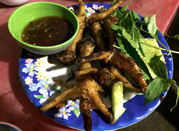Do chân gà không có nhiều thịt, nên mỗi người dù đã ăn cơm tối, đến quán vẫn có thể gặm được vài cặp chân. Người thích ăn đậm đà có thể chấm chân gà với muối tiêu chanh hoặc nước mắm me. Nói như nhiều người thích ăn quà vặt. 