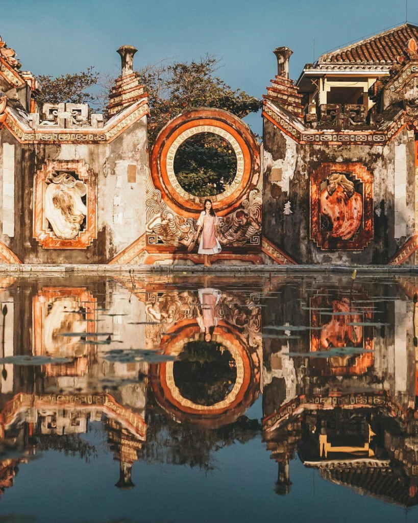 Tam quan chùa Bà Mụ nằm trên đường Hai Bà Trưng, Hội An