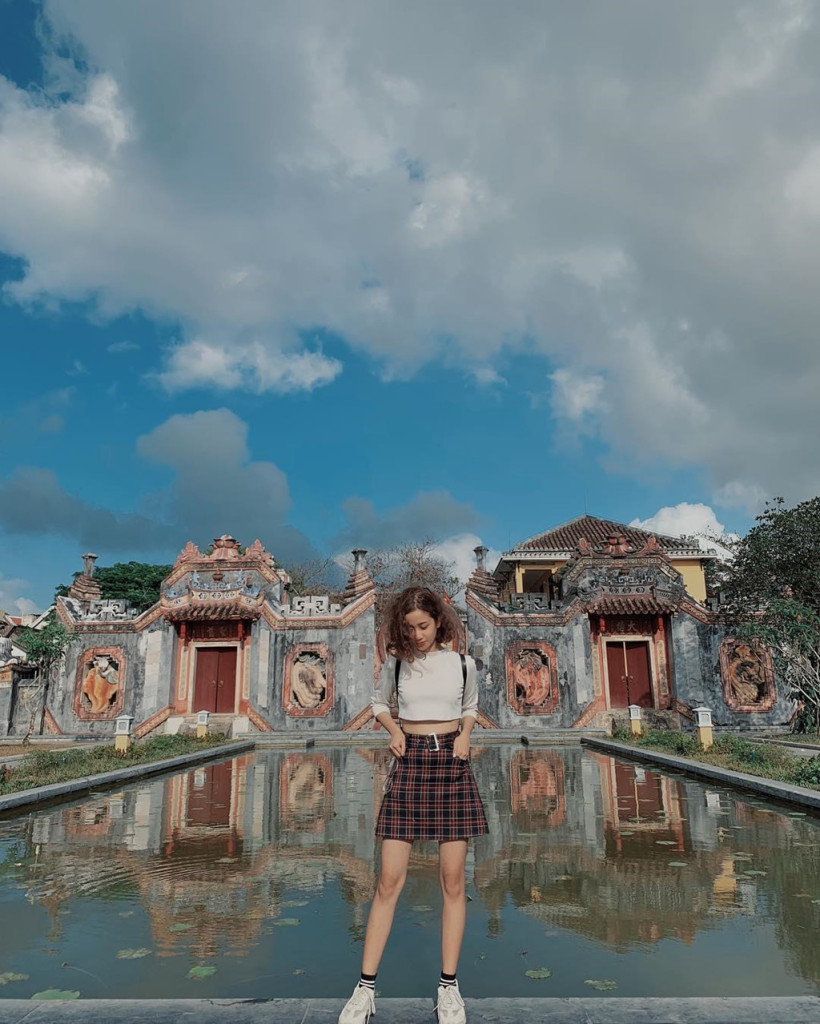 Tam quan chùa Bà Mụ có không gian thoáng đãng, hồ nước trong, hệ thống bồn hoa, cây xanh, thảm cỏ, đường đi dạo, có đầy đủ đèn chiếu sáng và nhà vệ sinh công cộng đảm bảo để phục vụ du khách tham quan. Ảnh: @thucquyen_ho.