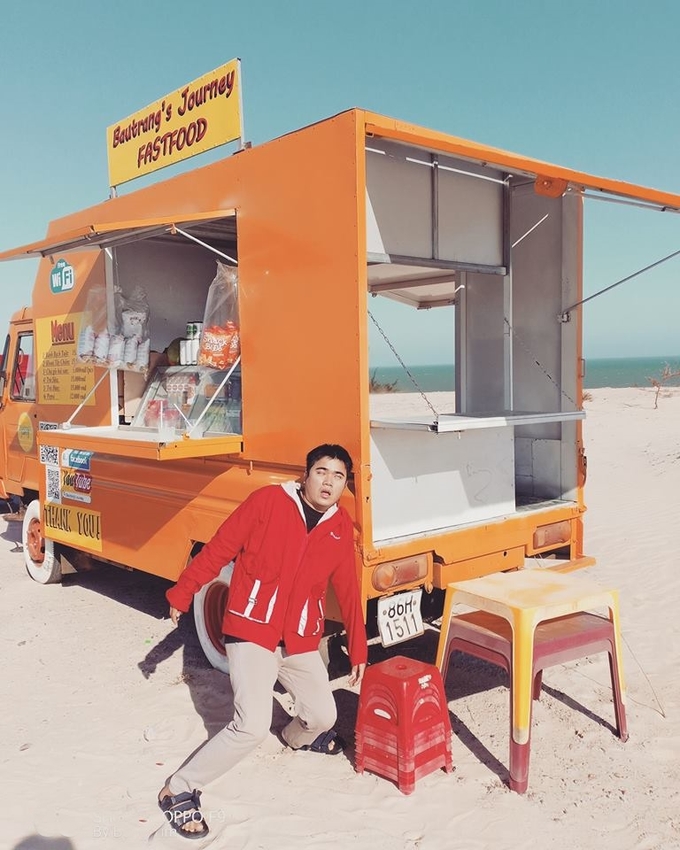 Giữa đồng không mông quạnh, anh chàng bắt gặp xe bán nước sơn vàng dễ thương để nghỉ chân, tiện thể chụp ảnh. Theo anh, nước bán giá bình dân, không chặt chém đến nỗi anh chàng phải chụp bức ảnh "không thể đứng vững nổi" để mô tả lại cảm giác ngạc nhiên khi nhìn giá đồ uống, tầm 10.000 đồng/chai nước giải khát mát lạnh.