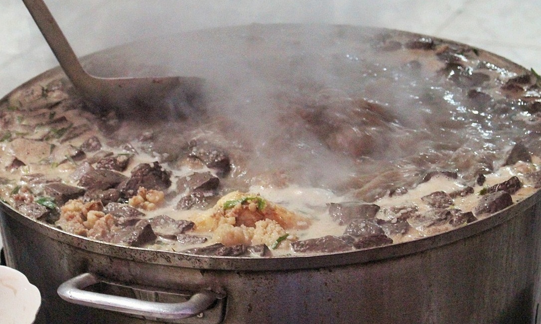 Nồi cháo bò bún tươi nóng hổi tại An Giang