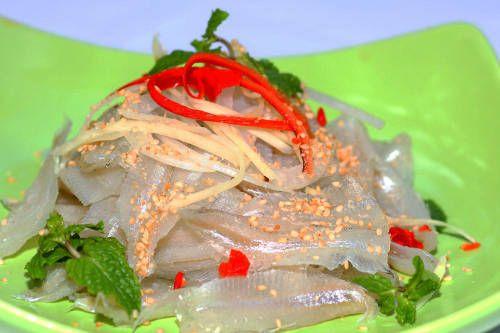 Gỏi cá mai là món ngon nổi bật của ẩm thực Nha Trang