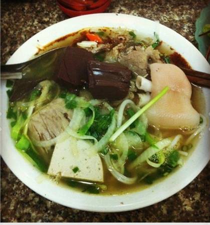 Bún bò Huế thơm ngon đậm đà tại Nguyễn Văn Cừ