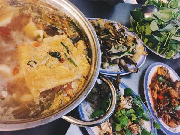 Lẩu ếch măng cay thơm ngon giá bình dân tại Long Biên