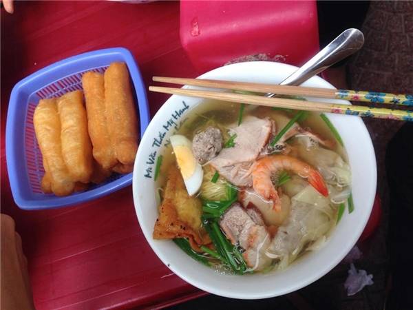 Tô mì vằn thắn đầy đặn tại Long Biên