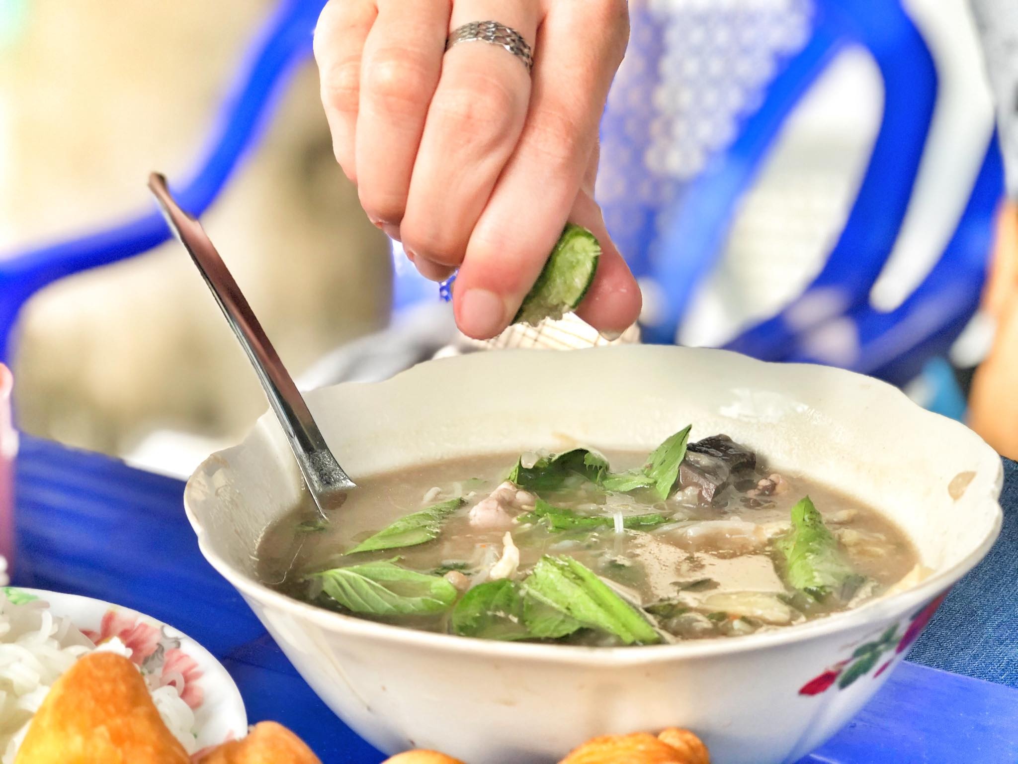 Tô cháo bò bún tươi đầy đặn tại quán Tri Tôn