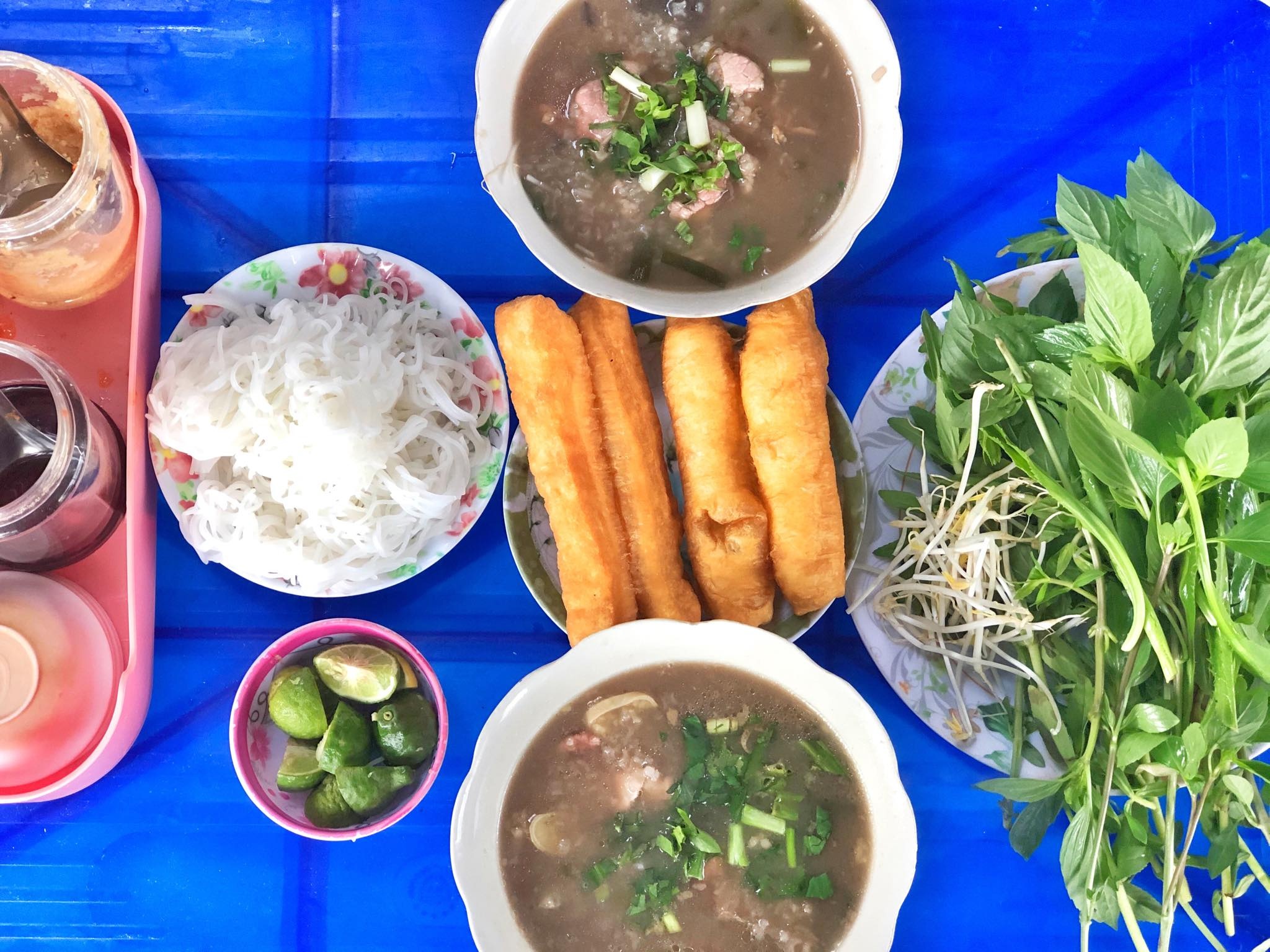 Cháo bò bún tươi với đầy đủ topping tại An Giang