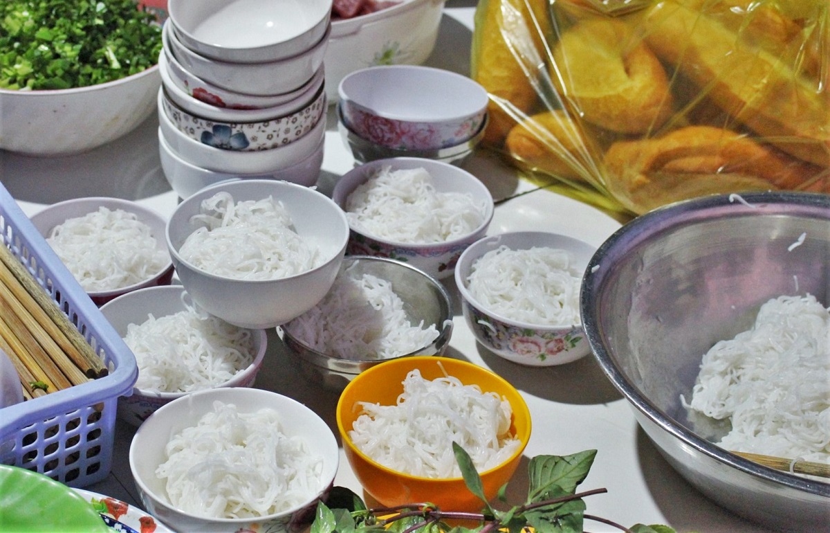 Chén bún tươi sẵn sàng cho cháo bò bún tươi