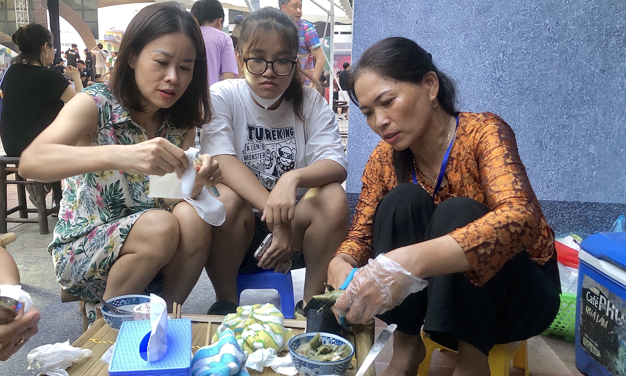 Thực khách thưởng thức cháo gõ Ứng Hòa tại Festival Thu Hà Nội