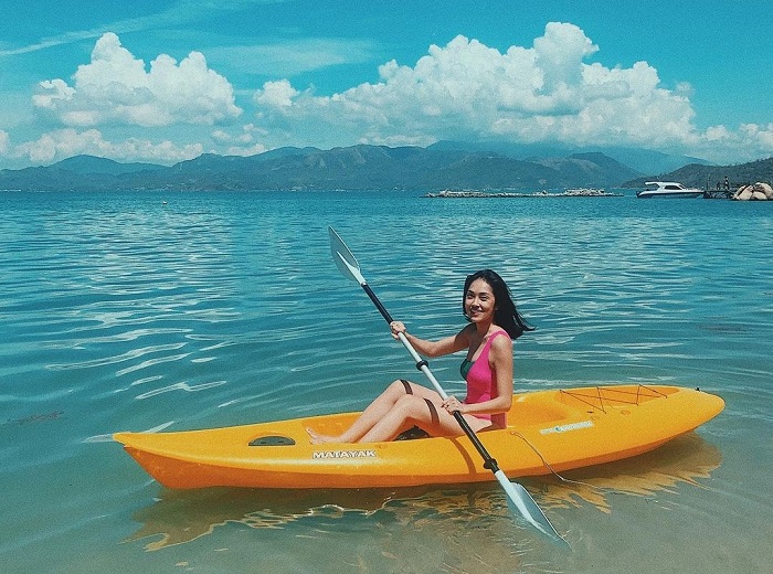 Chèo kayak vui chơi dưới nước Nha Trang