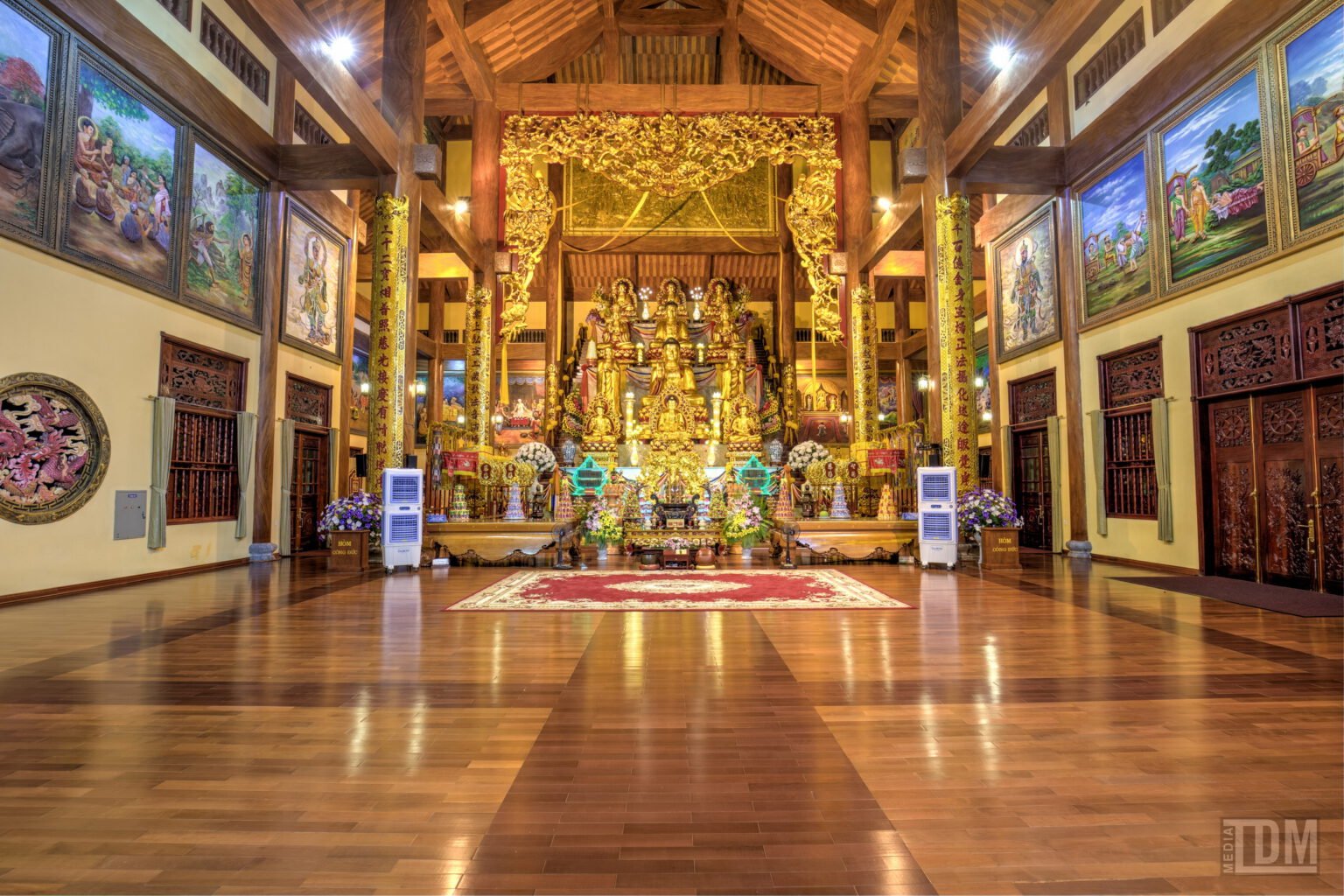 Không gian bên trong chùa Ba Vàng