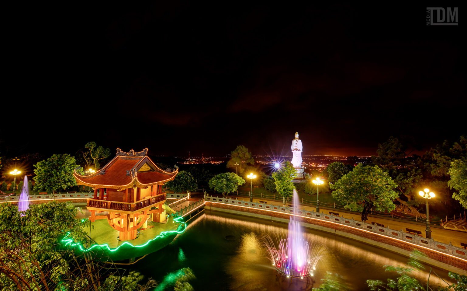 Tượng Phật tại chùa Ba Vàng