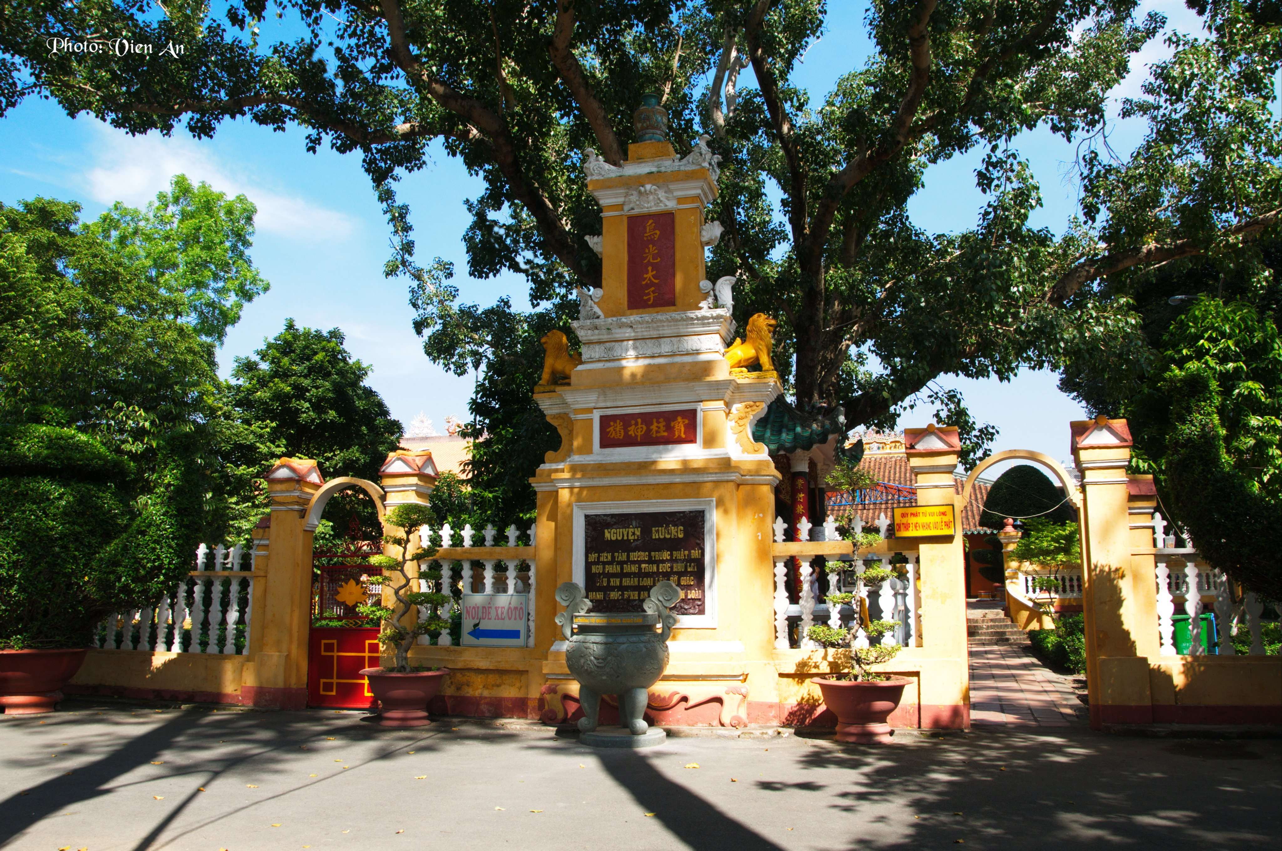 Cổng nhị quan chùa Giác Lâm
