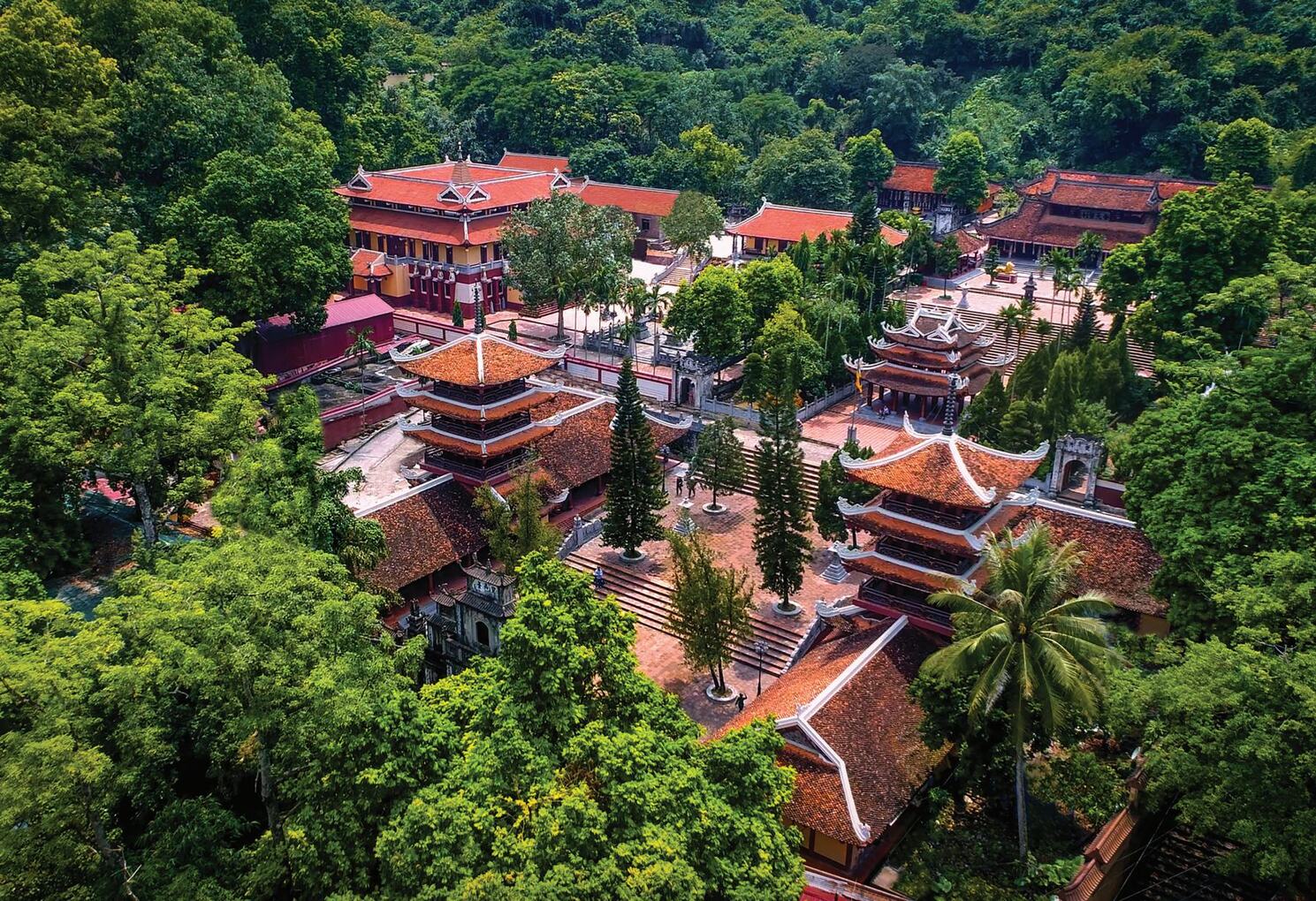 Quần thể chùa Hương nhìn từ trên cao - địa điểm du lịch tâm linh miền Bắc