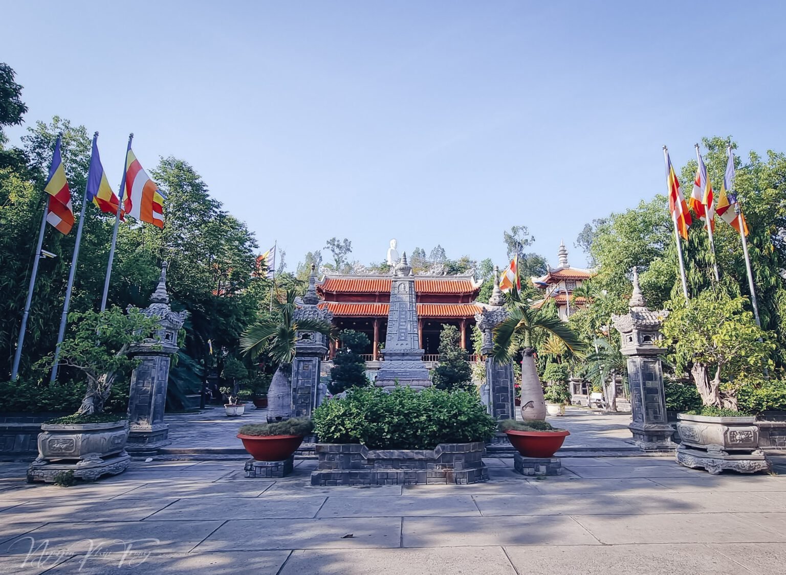Lối lên chùa Long Sơn với kiến trúc chạm trổ tinh xảo