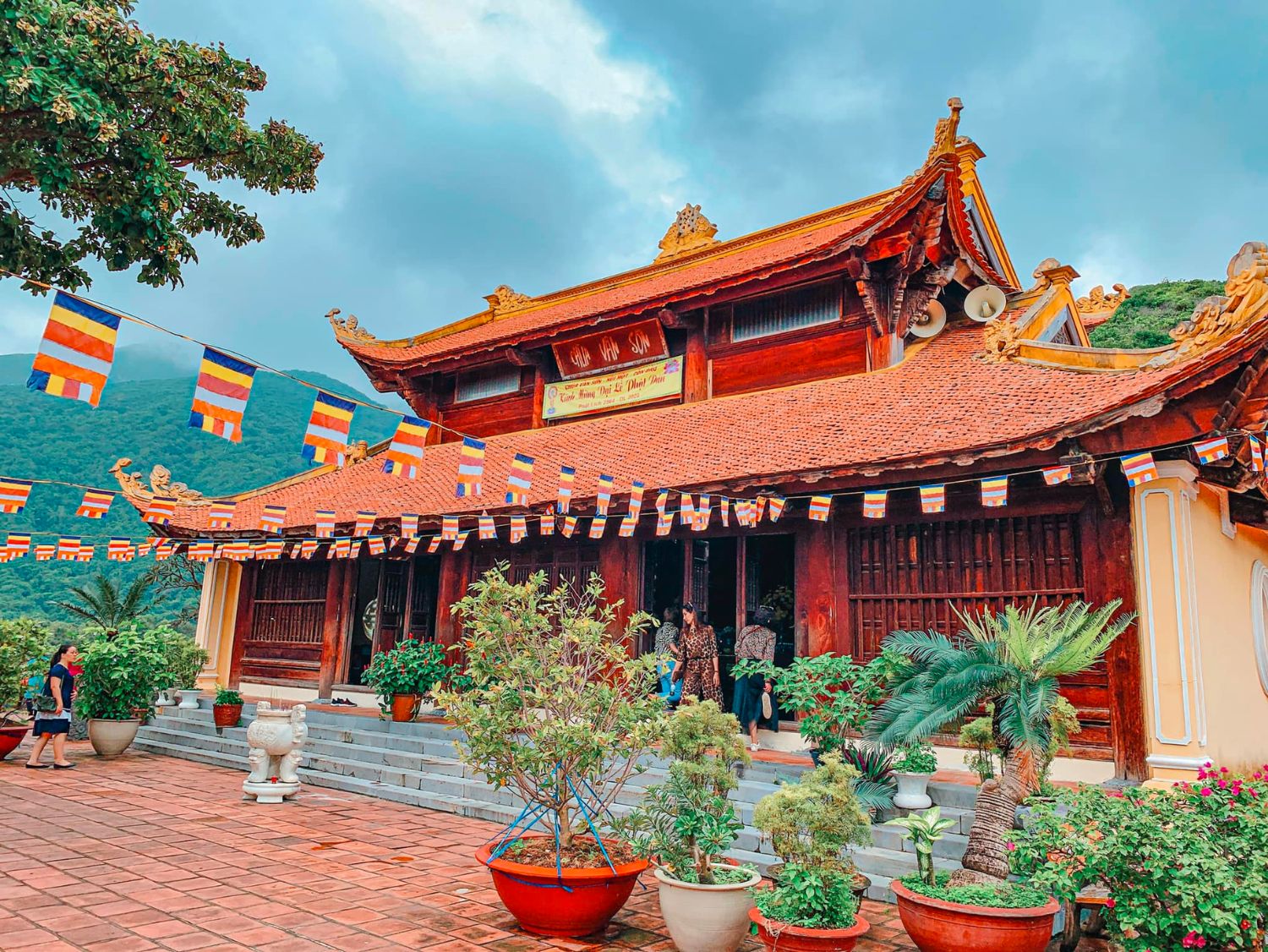 Chùa- Núi- Một-ivivu