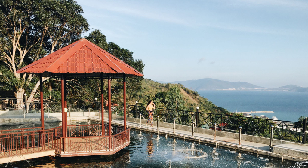 Hồ nước tĩnh lặng trong khuôn viên Chùa Đa Bảo Nha Trang