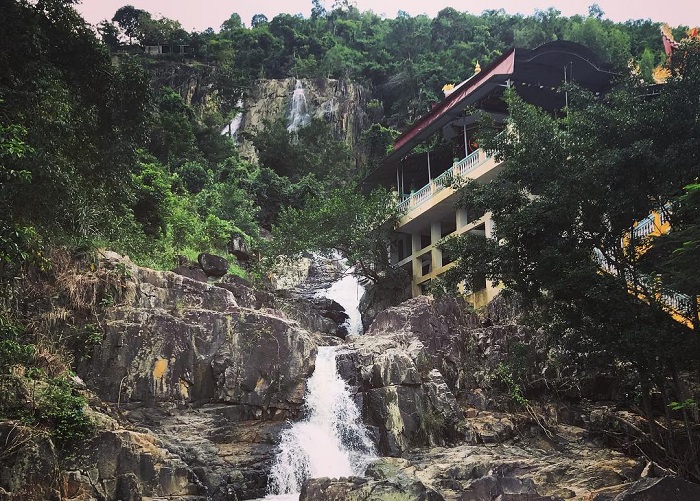 Dòng suối trong vắt cạnh chùa Suối Đổ Nha Trang