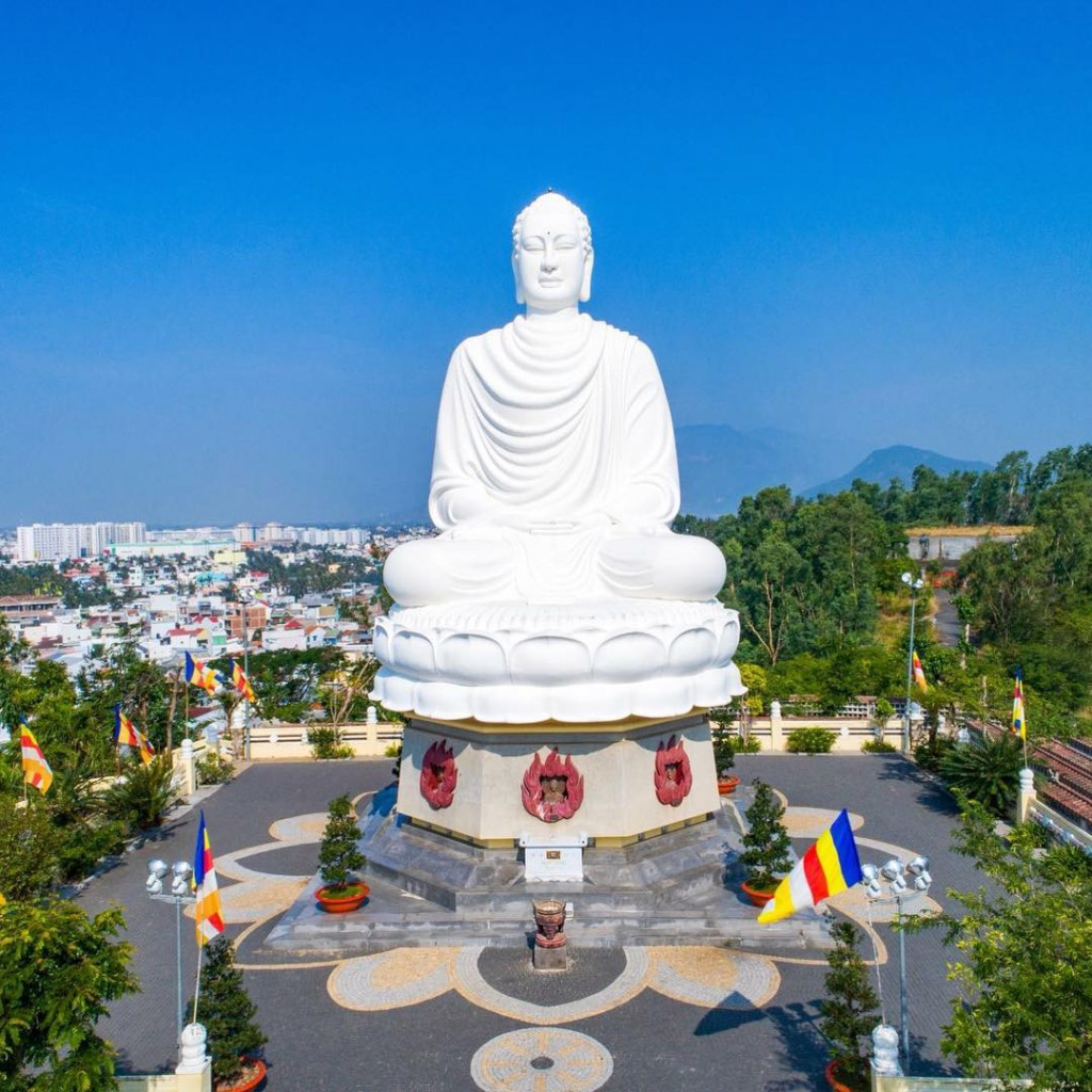 Bức tượng Phật trắng ở chùa Long Sơn