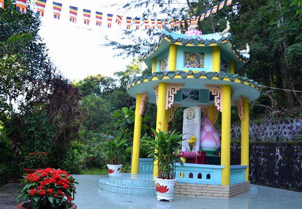 Bảo tháp trong khuôn viên chùa. Ảnh: Báo Lao Động.
