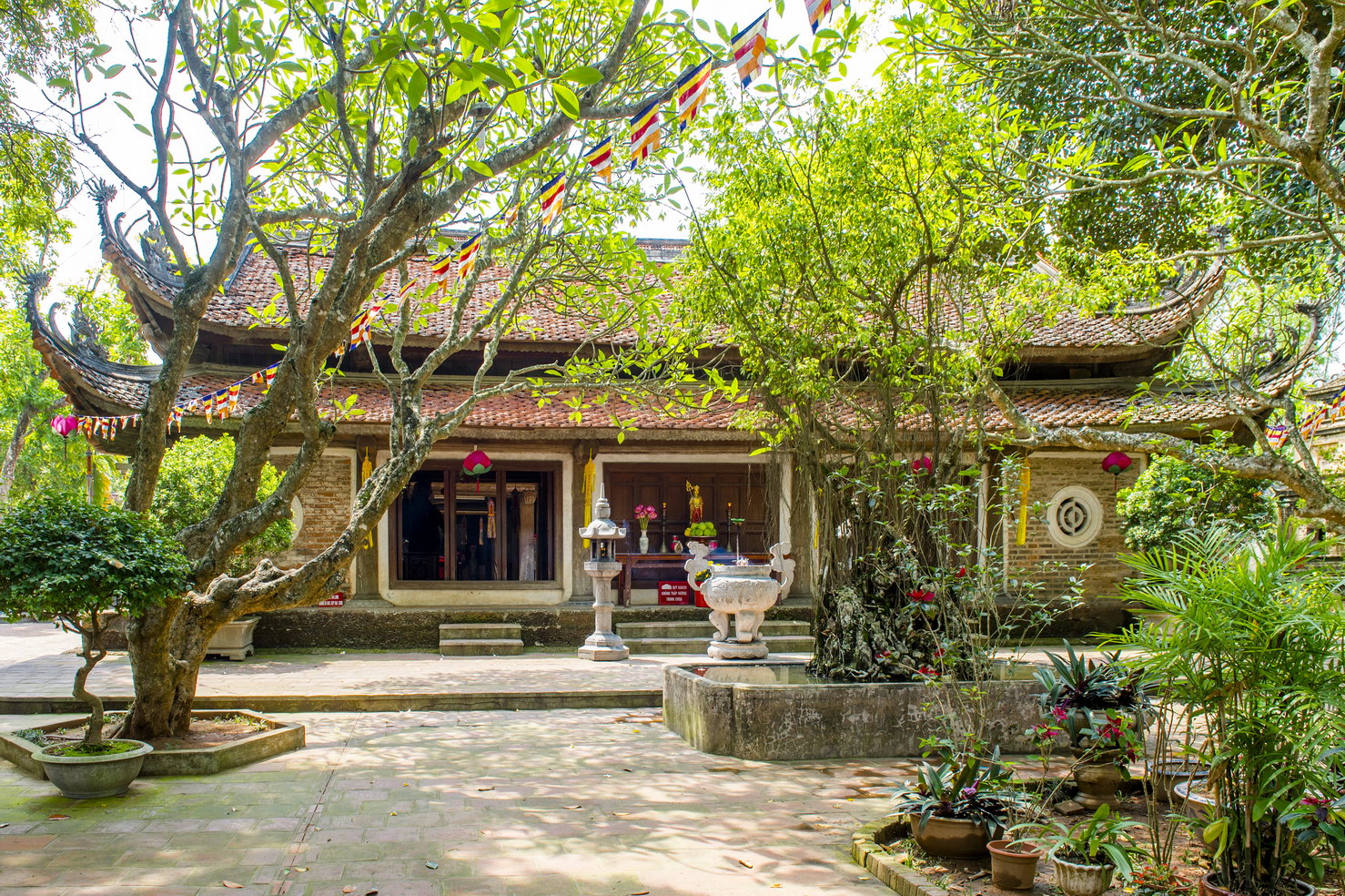 Lối lên chùa Tây Phương