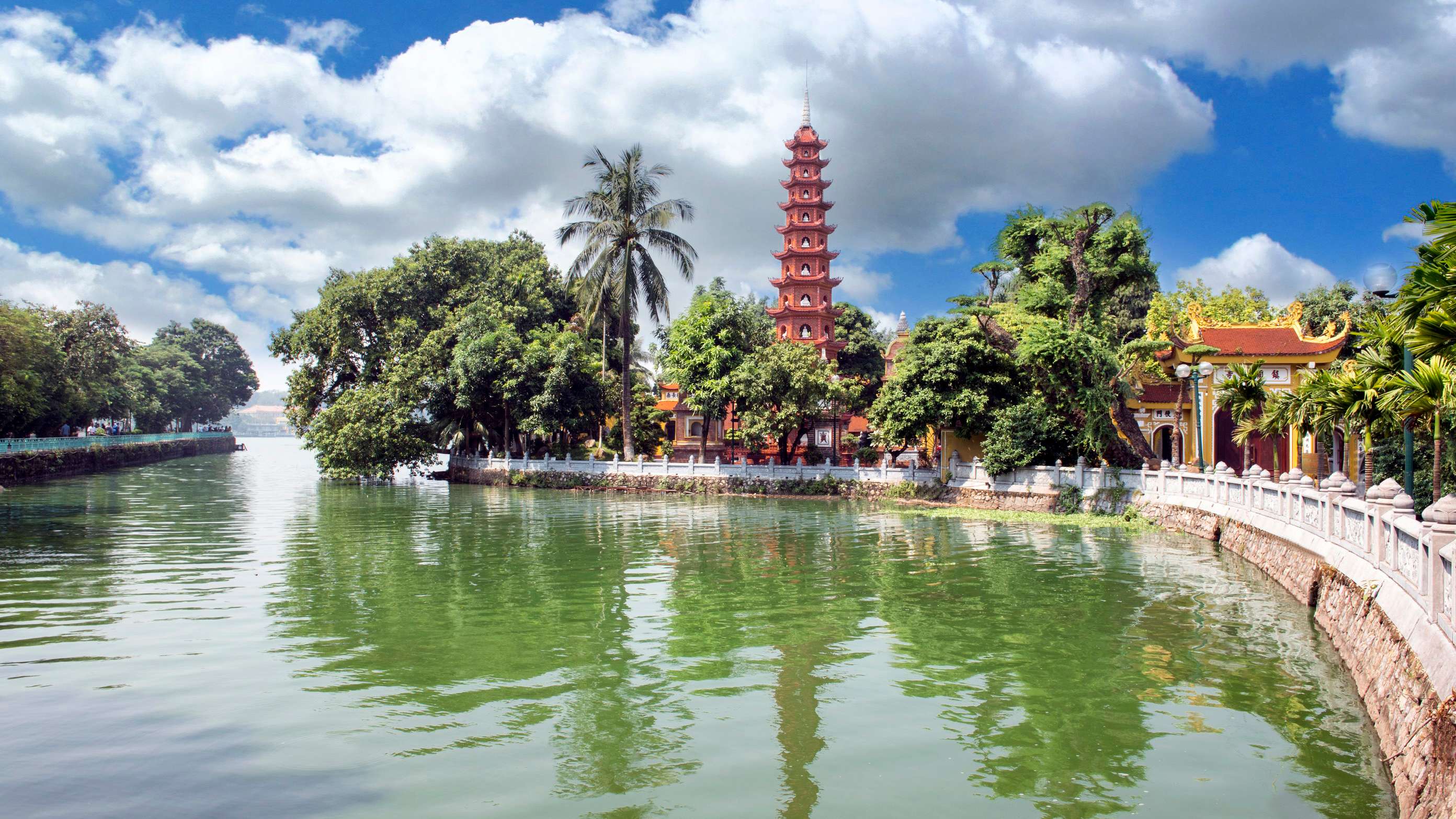 Chùa Trấn Quốc nhìn từ xa.