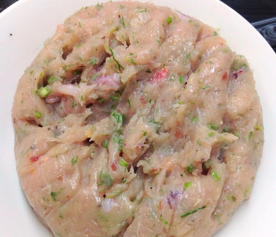 Xay nhuyễn cá basa để làm chả cá basa sốt cà chua Xay nhuyễn cá basa để làm chả cá basa sốt cà chua