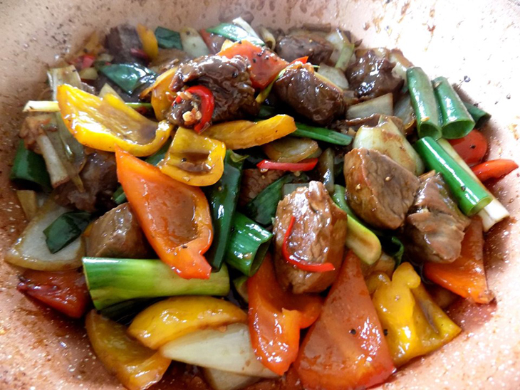 Hoàn thiện món bò lúc lắc thơm ngon