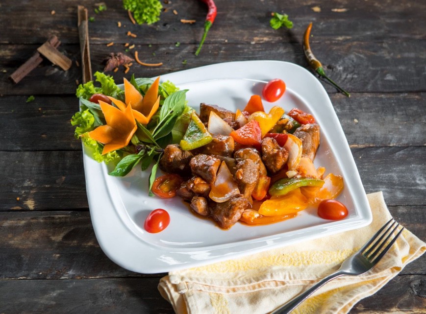 Món bò lúc lắc hoàn chỉnh ăn kèm cơm nóng