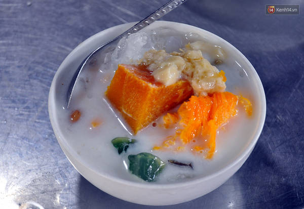 Chính vì nhiều loại nhân được hòa trộn với nhau nên món chè này vừa có màu vàng ươm tự nhiên, cùng mùi beo béo của dừa, vị ngọt thanh, bùi bùi của bí, của hột gà hòa cùng sữa, ngon không thể tả hết.
