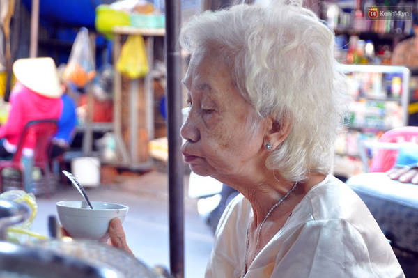 Cụ bà này cho biết nghe con cháu nhắc đến món chè lạ nên phải cũng phải đi thưởng thức và cụ rất thích sau lần đầu ăn chè Campuchia.