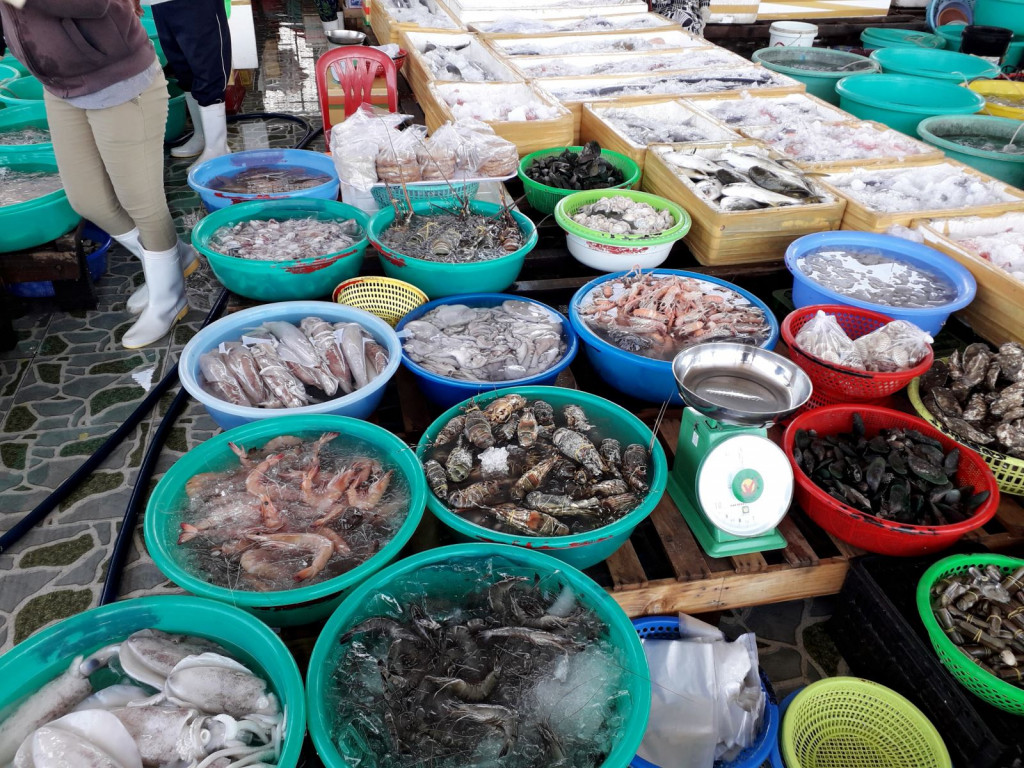 Hải sản tươi sống bán tại chợ Đầm Nha Trang