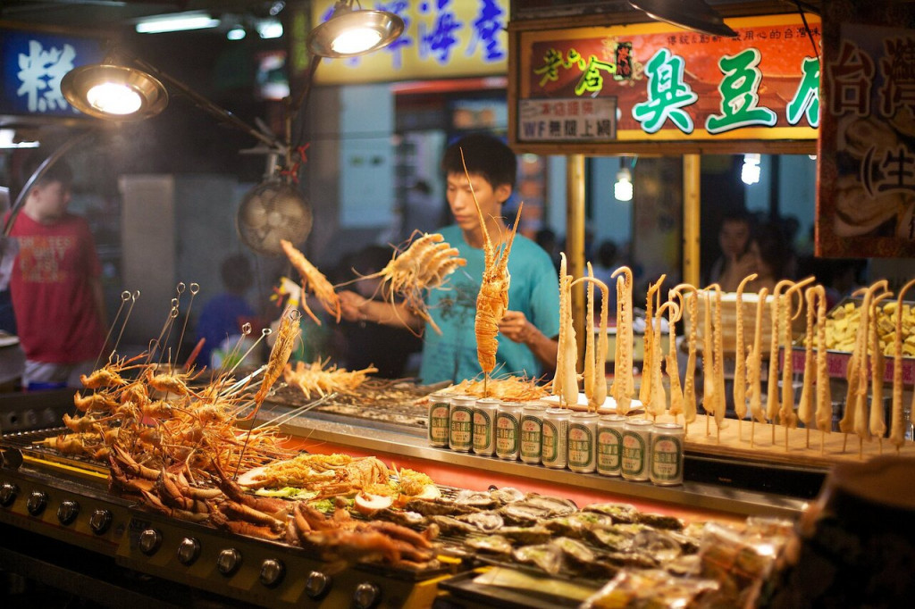 Một quầy hàng với các xiên hải sản trong chợ Lục Hợp