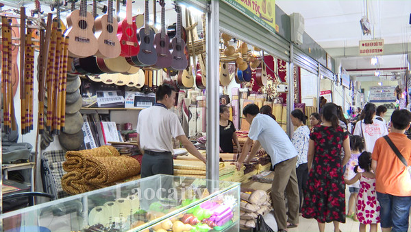 Hàng hóa đa dạng tại chợ Cốc Lếu tour Tây Bắc