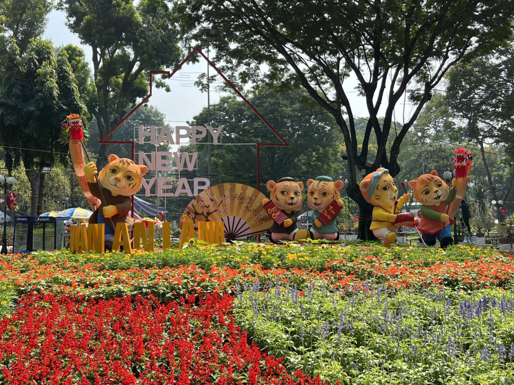 Hoa rực rỡ tại chợ hoa xuân Tao Đàn