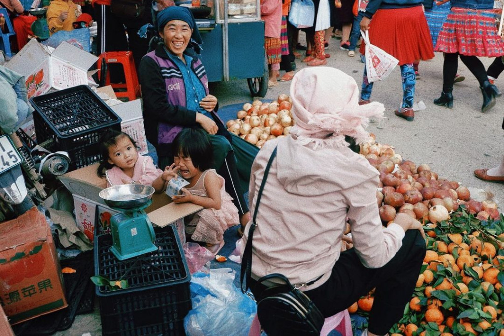 Khung cảnh mua bán nhộn nhịp tại chợ phiên. Ảnh: @haze.liin