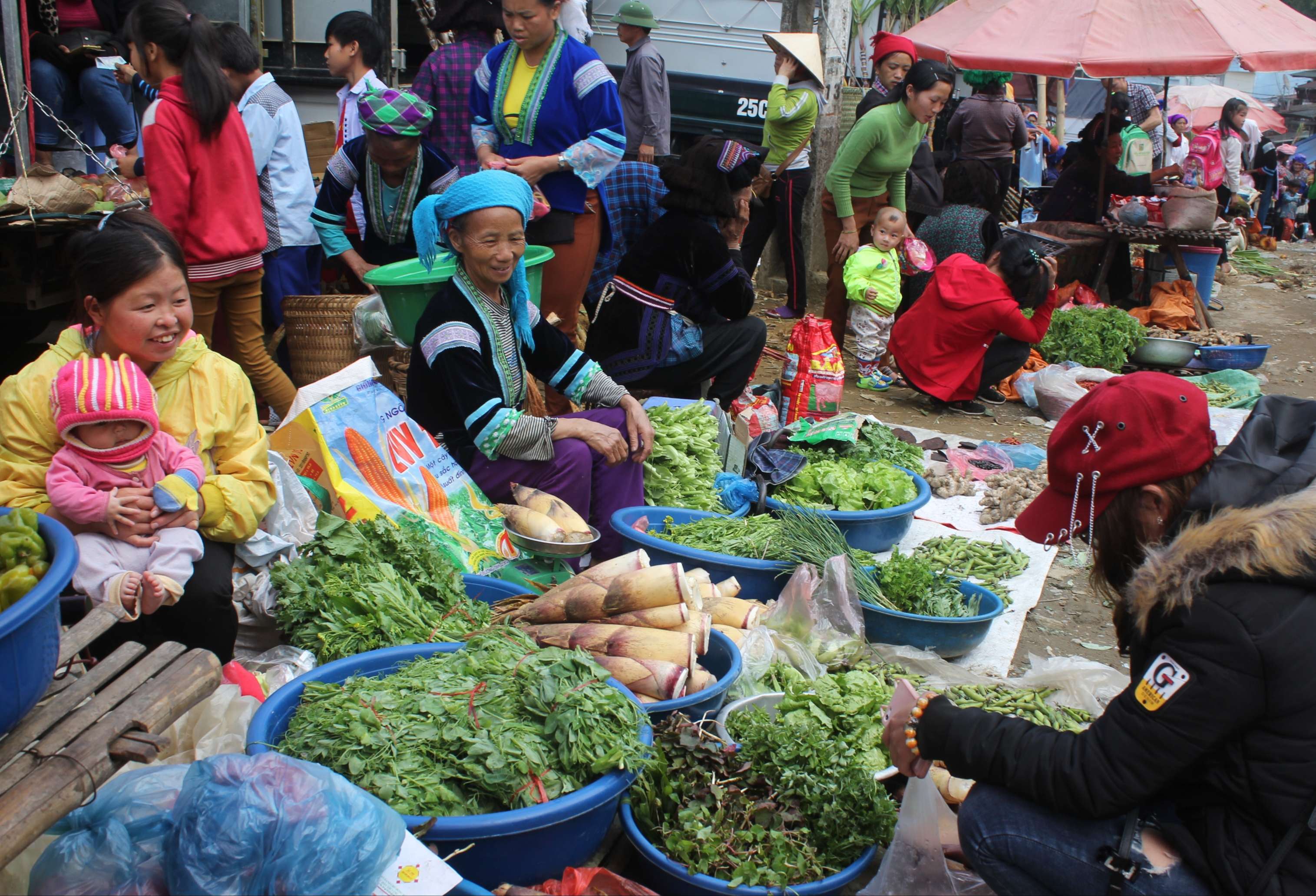 Chợ -phiên -Dào- San-ivivu(1)