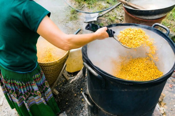 Người dân đang nấu rượu Mông Pê