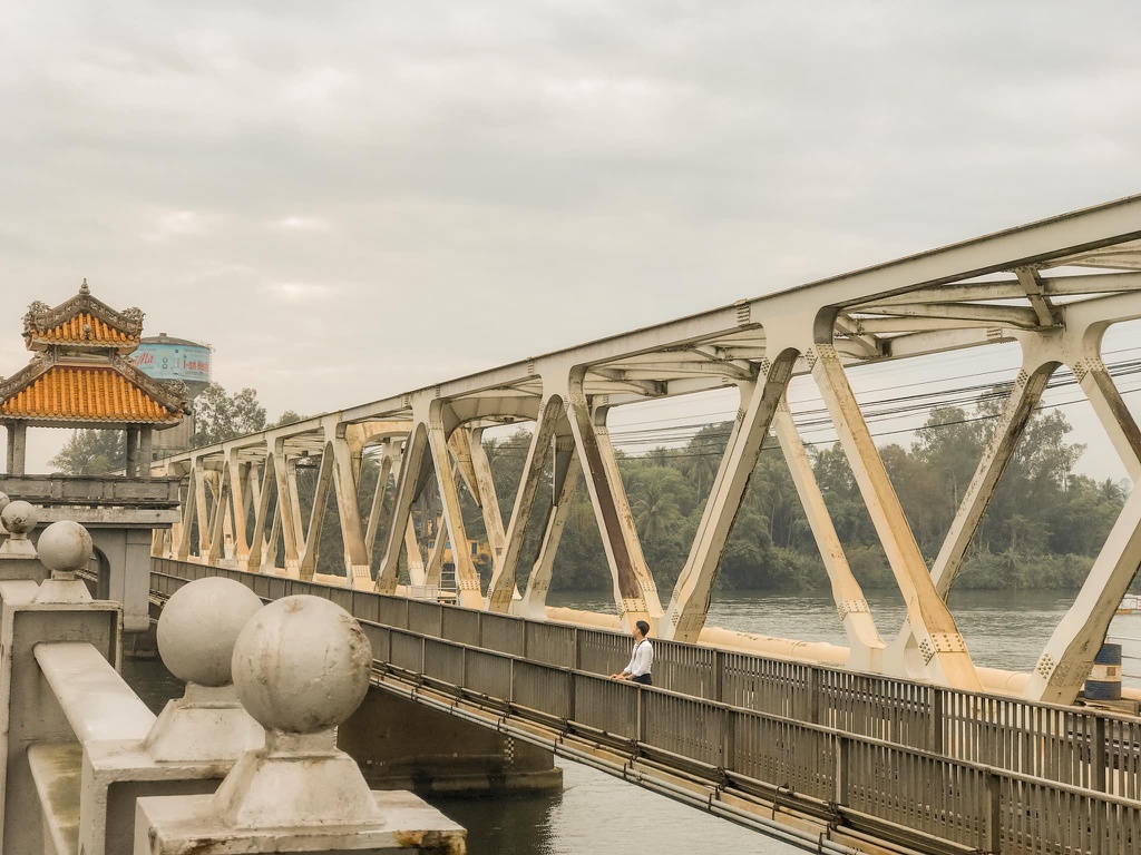 Cầu sắt huyền thoại bắc qua sông Hương trong phim trường Mắt Biếc