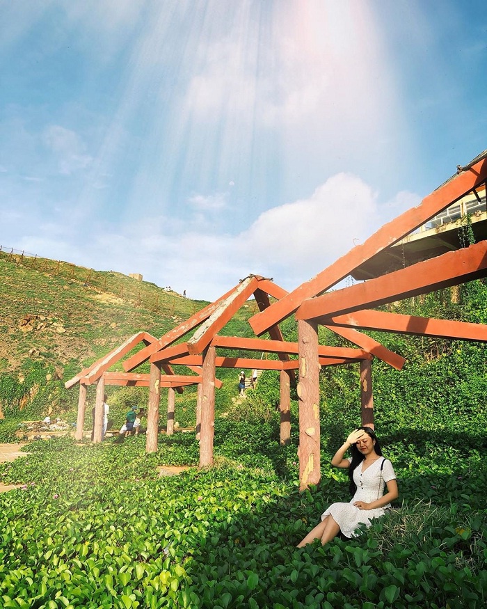Cổng trời là địa điểm không thể bỏ lỡ khi check-in mũi Nghinh Phong. Để đến đây, du khách sẽ phải di chuyển qua một đường mòn, với những bậc thang đá xếp tầng. Dọc đường đi, bạn sẽ được chiêm ngưỡng đồi cỏ xanh mướt bao quanh, phía dưới là biển nước mênh mông, sau lưng là núi rừng kỳ vĩ. Ảnh: Meof.hana, maymay2752.