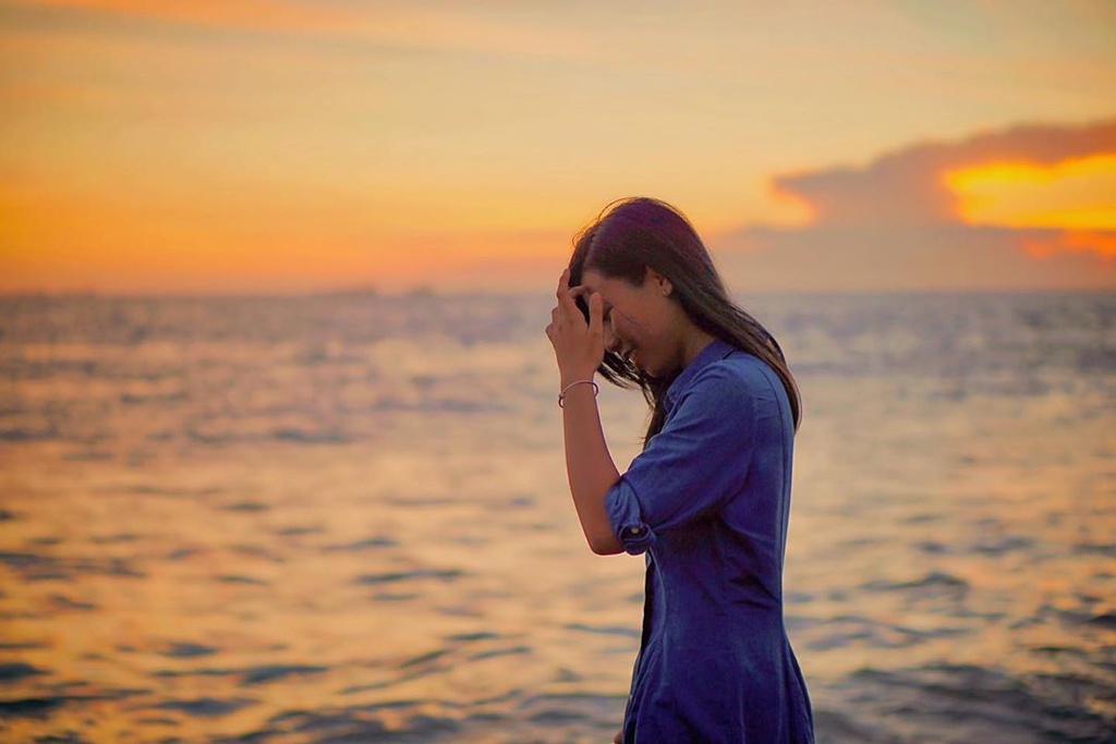 Bãi Dứa cũng là một trong những điểm hút khách ở mũi Nghinh Phong. Trước kia, trên những triền núi nhô ra biển có rất nhiều dứa dại, tỏa hương thơm ngát cả một vùng. Nơi đây được che chắn bởi những mõm núi nhô lên, ít có sóng to gió lớn. Tại đây, bạn có thể đắm mình trong làn nước mát lạnh, ngắm hoàng hôn trên biển, tham quan các công trình tôn giáo cổ kính như Niết Bàn Tịnh Xá, Lăng Ông Nam Hải... Ảnh: __yo.nguyen.