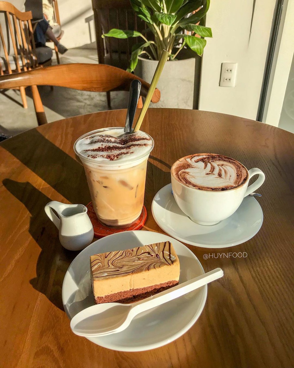 Thực đơn tại đây khá đa dạng với các loại trà sữa, trà hoa, latte, mocha và thức uống thơm mát khác. Tuy nhận nhiều ý kiến cho rằng đồ uống không ấn tượng, bù lại chất lượng phục vụ và mức giá hợp lý của quán sẽ khiến bạn hài lòng. Bạn có thể gọi thêm các loại bánh kiểu Âu hấp dẫn để thưởng thức và check-in ngay tại bàn. Ảnh: Fojossi, huynfood.